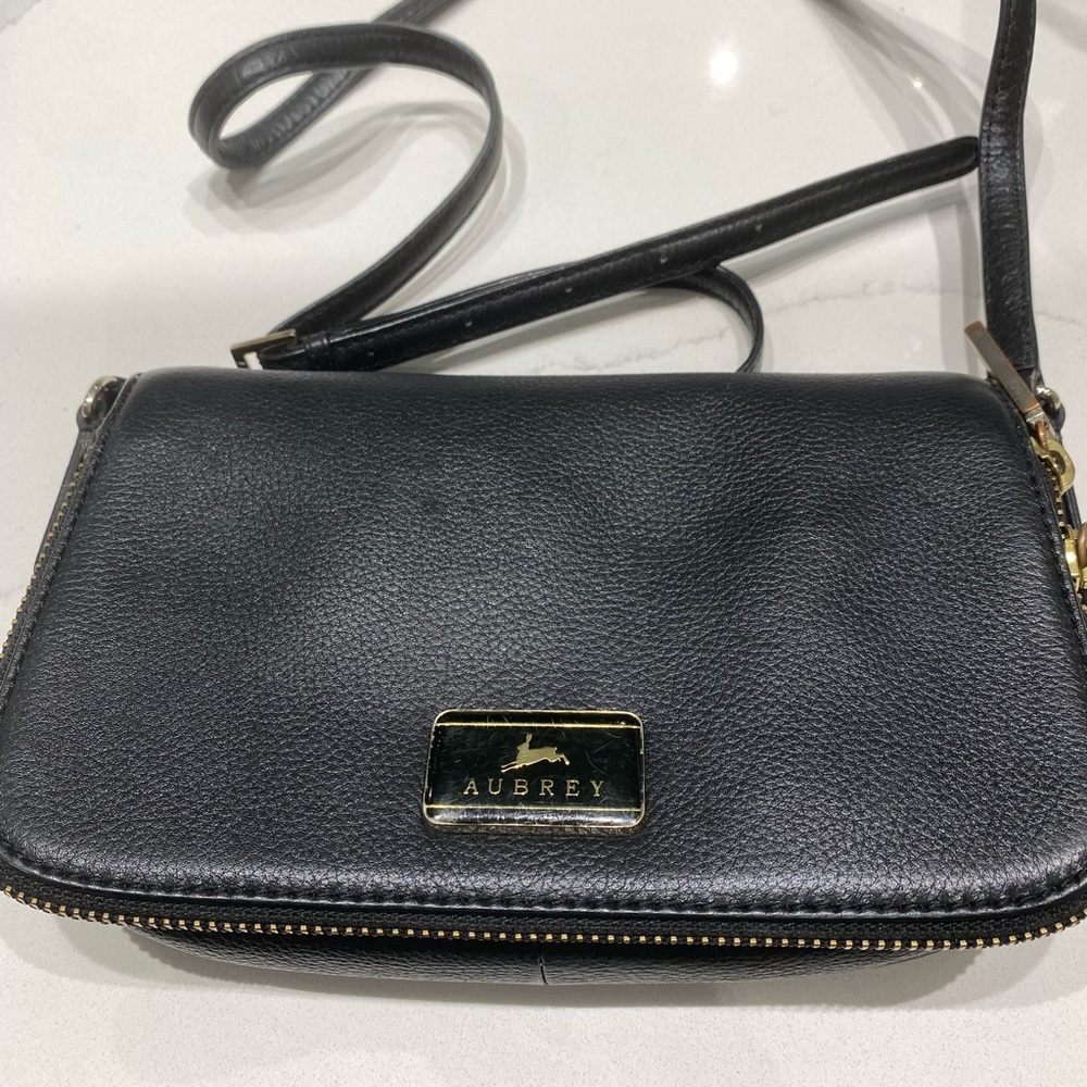 Elegant Black Leather Crossbody Bag with Metallic Accents
